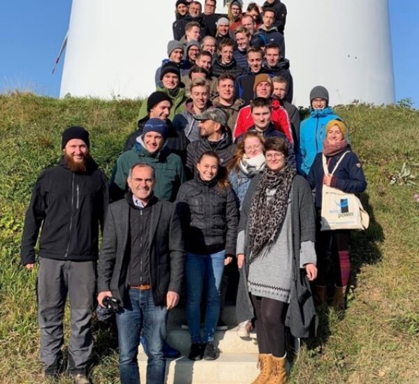 20191030-Gruppen-Bild-vor-WEA-Lengenfeld-1 Gruppenfoto bei einer Windradbesichtigung
