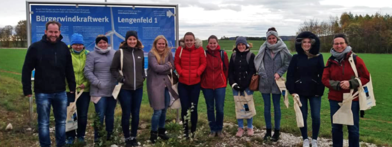 Besichtigung der WEA Lengenfeld 1 von einer Studentengruppe