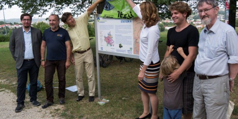 Klimaschutzweg-Regensburg-Infotafel-Station-4-BUND-Naturschutz-Foto-Hans-Lengdobler Einweihung einer Infotafel des Klimaschutzweg Regensburg