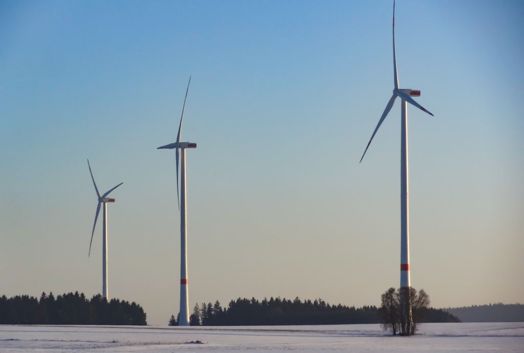 Windpark-Deining-Velburg Drei Senvion Windenergieanlagen in einer Winterlandschaft
